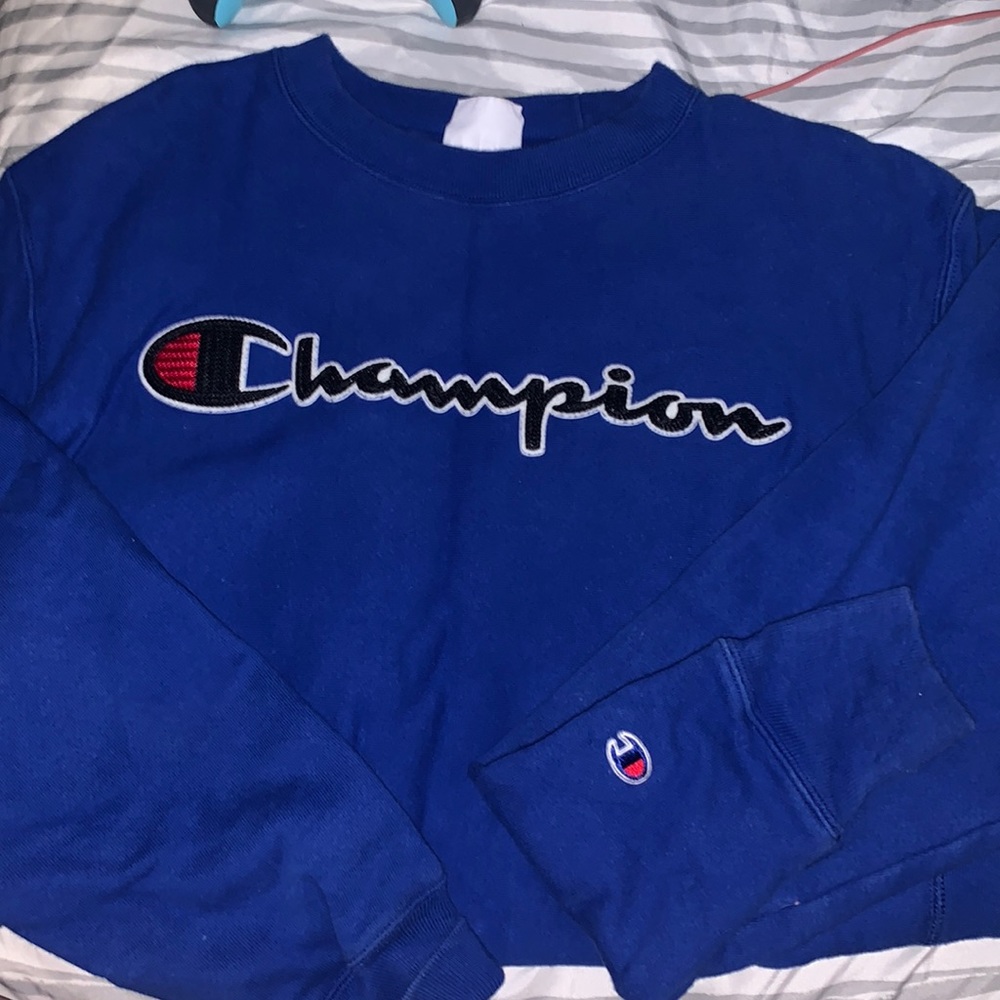 champion crewneck size medium